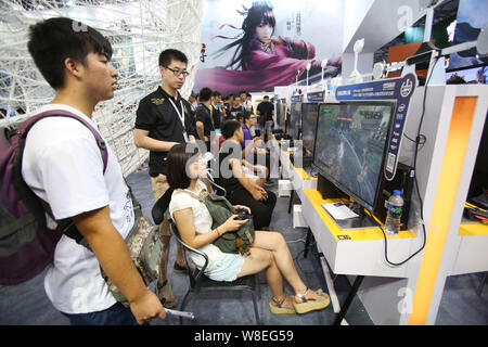 Besucher Spielen elektronischer Spiele auf der Microsoft Xbox Konsolen während des 13 China Digital Entertainment Expo, auch als ChinaJoy 2015 bekannt, in Stockfoto