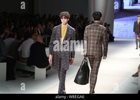 Modelle zeigen neue Kreationen an der Etro fashion Show, die im Rahmen der Mailänder Men's Fashion Week Frühjahr/Sommer 2016 in Mailand, Italien, 22. Juni 2015. Stockfoto