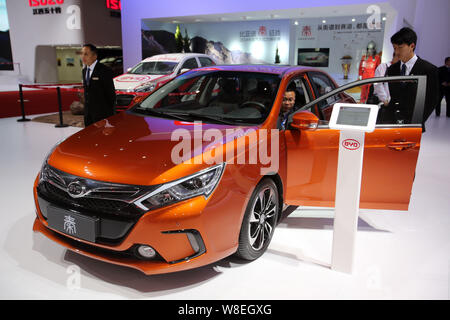 ---- Ein Besucher versucht, BYD Qin Plug-in Hybrid Auto während der 16. Internationalen Automobil- Ausstellung in Shanghai, die auch als automatische Shang bekannt Stockfoto