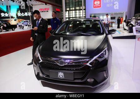 ---- Einen BYD Qin Plug-in Hybrid Auto ist auf dem Display während der 16. Internationalen Automobil- Ausstellung in Shanghai, die auch als Auto Shanghai bekannt Stockfoto