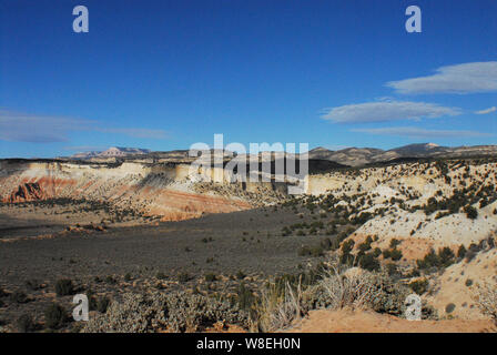 Einen schönen Panoramablick auf die Landschaft von bunten vulkanischen Sandsteinfelsen, Berge und Hochebenen in der Wüste von Arizona, USA. Stockfoto