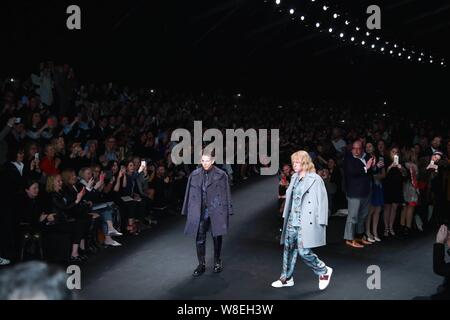 Amerikanische Schauspieler Ben Stiller, Links, und Owen Wilson Anzeige neue Kreationen an der Valentino Fashion Show während der 2015 Herbst/Winter Paris Fashion Week Stockfoto