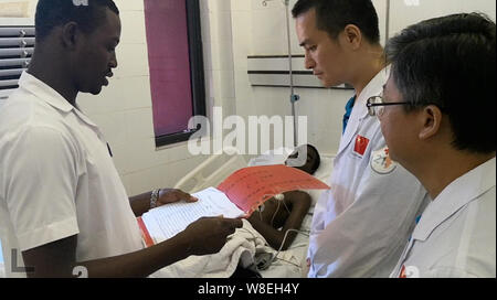 Peking, China. 9 Aug, 2019. Foto durch ein Handy zeigt, dass Mitglieder der 21. Reihe der chinesischen medizinischen Arbeiter in den Niger geschickt und einem lokalen Arzt einen Patienten im Allgemeinen Krankenhaus von Niger in Niamey, der Hauptstadt von Niger, Aug 7, 2019 prüfen. Quelle: Xinhua/Alamy leben Nachrichten Stockfoto