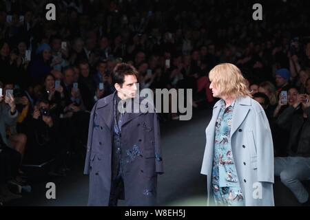 Amerikanische Schauspieler Ben Stiller, Links, und Owen Wilson Anzeige neue Kreationen an der Valentino Fashion Show während der 2015 Herbst/Winter Paris Fashion Week Stockfoto