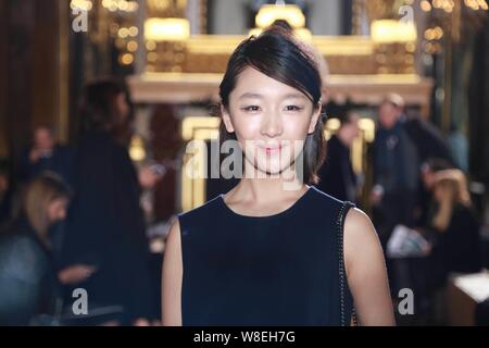 Chinesische Schauspielerin Zhou Dongyu stellt im Stella Mccartney fashion show während der 2015 Herbst/Winter Paris Fashion Week in Paris, Frankreich, 9. März 2015. Stockfoto