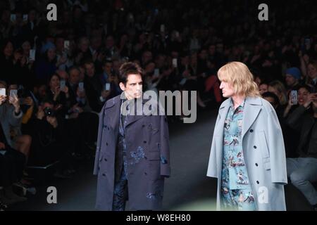 Amerikanische Schauspieler Ben Stiller, Links, und Owen Wilson Anzeige neue Kreationen an der Valentino Fashion Show während der 2015 Herbst/Winter Paris Fashion Week Stockfoto