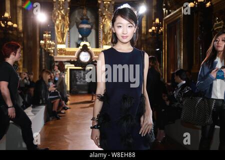 Chinesische Schauspielerin Zhou Dongyu stellt im Stella Mccartney fashion show während der 2015 Herbst/Winter Paris Fashion Week in Paris, Frankreich, 9. März 2015. Stockfoto