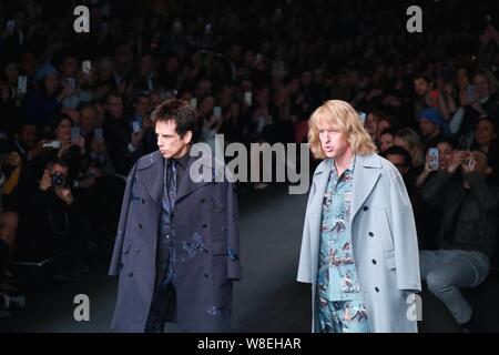 Amerikanische Schauspieler Ben Stiller, Links, und Owen Wilson Anzeige neue Kreationen an der Valentino Fashion Show während der 2015 Herbst/Winter Paris Fashion Week Stockfoto