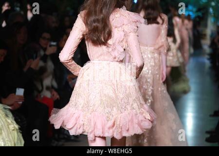 Modell Anzeige neue Kreationen am Elie Saab fashion show während der Pariser Haute Couture Fashion Week Frühjahr/Sommer 2015 in Paris, Frankreich, 28. Januar Stockfoto