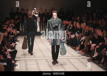 Modelle zeigen neue Kreationen an der Burberry Prorsum Fashion Show im Herbst/Winter 2015 der Londoner Männer Fashion Week in London, UK, 12. Januar 2015 Stockfoto