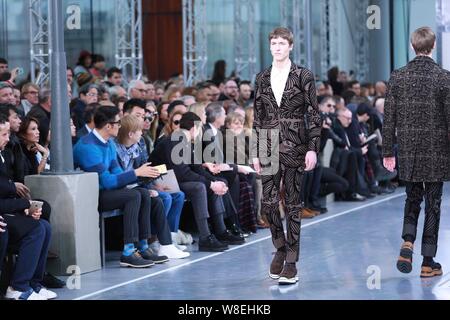 Modelle zeigen neue Kreationen in der Louis Vuitton während der Fashion Show 2015 Herbst/Winter Paris Men's Fashion Week in Paris, Frankreich, 22. Januar 2015. Stockfoto