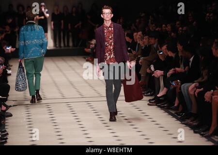 Modelle zeigen neue Kreationen an der Burberry Prorsum Fashion Show im Herbst/Winter 2015 der Londoner Männer Fashion Week in London, UK, 12. Januar 2015 Stockfoto