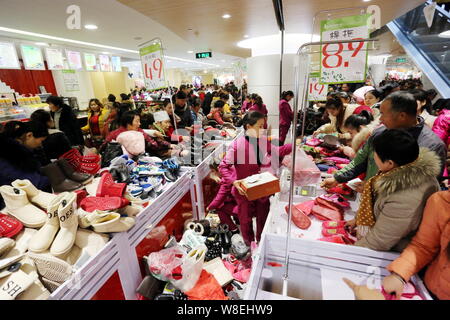 ------ Chinesische Kunden Menge stände Schuhe mit Rabatt an einem Abteilung Speicher in Stadt Xuchang zu kaufen, der Central China Liaoning Province, 1. Dezember Stockfoto