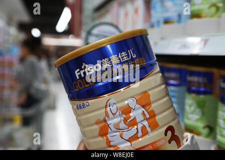 ---- Ein Kunde Geschäfte für eine Dose Friso Babynahrung in einem Supermarkt in der Stadt Xuchang, Chinas Provinz Henan, 12. Oktober 2013. Mehr tha Stockfoto