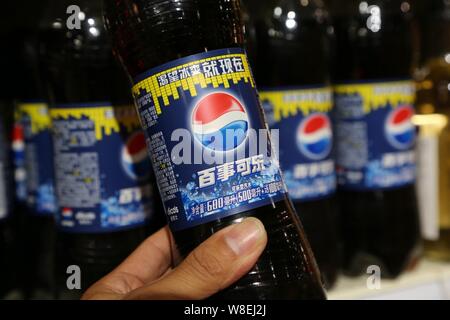 ---- Ein Kunde Geschäfte für Pepsi Cola von PepsiCo in einem Supermarkt in der Stadt Xuchang, Chinas Provinz Henan, 19. Oktober 2013. Heute, PepsiCo Stockfoto