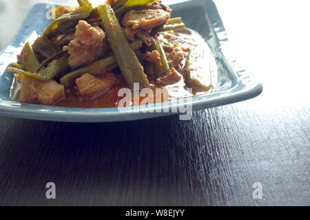 Rühren gebratene Schweinefleisch und Thai morning glory mit rotem Curry Stockfoto