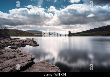 Ruinen des 15. Jahrhunderts Ardvreck Castle steht auf einer Landzunge am Ufer des Loch Assynt in der Highloands von Schottland Stockfoto