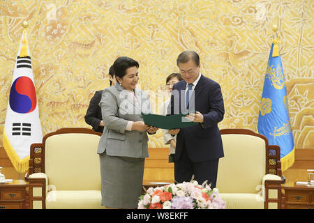 Seoul, Südkorea. 8 Aug, 2019. Aug 8, 2019 - Seoul, South Korea-Uzbekistan Präsident des Senats Tanzila Narbayeva ein persönlich handschriftlichen Brief des Präsidenten nach Südkorea Präsident Moon Jae liefern bei Präsident Büro in Seoul, Südkorea. Credit: Präsident Büro/ZUMA Draht/Alamy leben Nachrichten Stockfoto