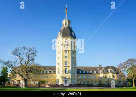 Karlsruhe, Deutschland - 14. Mai 2019: Blick auf das Schloss Karlsruhe an einem sonnigen Sommermorgen, Deutschland Stockfoto