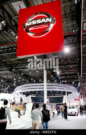 ---- Besucher Blick auf Nissan Autos auf dem Display während der 16. Internationalen Automobil- Ausstellung in Shanghai, die auch als Auto Shanghai 201 bekannt Stockfoto