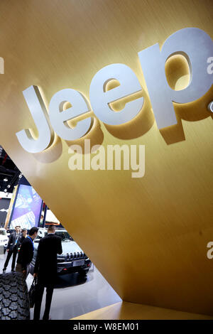 ---- Menschen besuchen den Stand der Jeep von Chrysler in der 16. Shanghai Internationalen Automobil- Ausstellung, die auch als Auto Shanghai bekannt Stockfoto