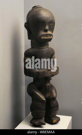 Leichenhalle Abbildung. Reliquiar verstorbenen Vorfahren ('Bieri"). Fang Völker. Holz und Eisen. 19. Äquatorialguinea, Südafrika. Museum des Amerikas. Madrid, Spanien. Stockfoto