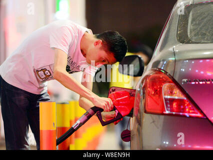 ---- Eine chinesische Fahrer tankt sein Auto an einer Tankstelle in Conghua City, der ostchinesischen Provinz Jiangxi, den 4. August 2015. China plant weitere Reformen Stockfoto