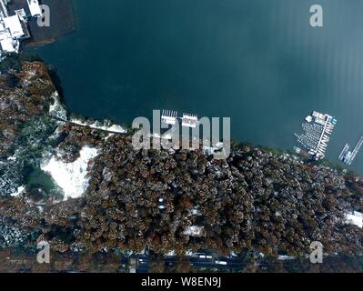 Luftaufnahme von Lotus in der Brise an gekrümmter Innenhof, einer der 10 Blick auf West Lake, West Lake im Schnee in Hangzhou City, East China" Stockfoto