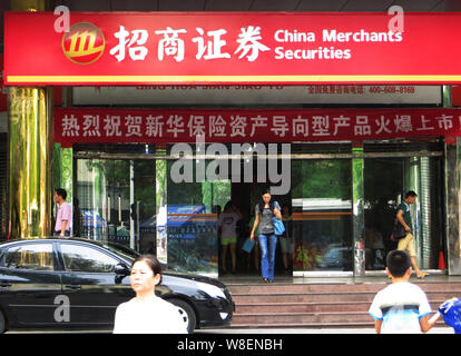 ---- Blick auf eine Filiale der China Merchants Wertpapiere (CMS) in Kunshan City, Central China Provinz Hubei, 17. Juli 2013. China Merchants Wertpapiere Stockfoto