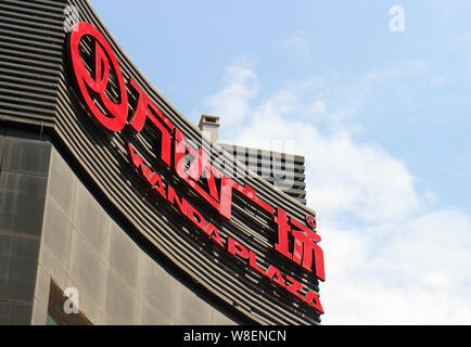 ---- Blick auf eine Tafel von Wanda Plaza von Dalian Wanda Group in Chongqing, China, 4. August 2015. Dalian Wanda Group, China der größte kommerzielle Stockfoto