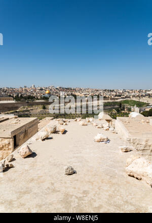 Blick auf die Altstadt Jerusalems und Felsendom auf dem Tempelberg vom Ölberg, Israel-selektiven Fokus auf Tombstone Stockfoto