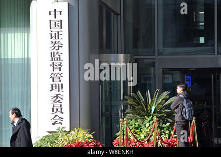 ---- Leute besuchen das Hauptquartier der China Securities Regulatory Commission (CSRC) in Peking, China, 30. Oktober 2015. Bereits in un Stockfoto