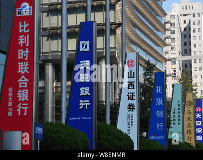 ---- Blick auf Tafeln von chinesischen und ausländischen Unternehmen in der Lujiazui Finanzviertel in Pudong, Shanghai, China, 30. November 2011. Stockfoto