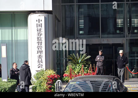 ---- Leute besuchen das Hauptquartier der China Securities Regulatory Commission (CSRC) in Peking, China, 30. Oktober 2015. Eine dritte regulatorischen aus Stockfoto