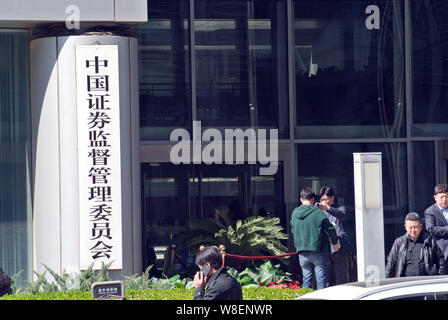 ---- Leute besuchen das Hauptquartier der China Securities Regulatory Commission (CSRC) in Peking, China, 22. März 2015. Chinas Märkte regulato Stockfoto