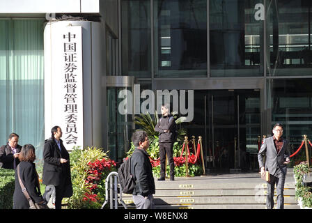 ---- Leute besuchen das Hauptquartier der China Securities Regulatory Commission (CSRC) in Peking, China, 30. Oktober 2015. Bereits in un Stockfoto