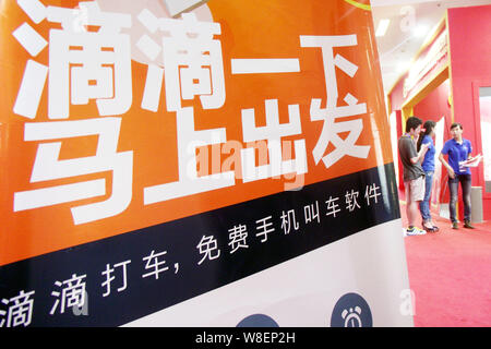 ---- Leute besuchen Sie den Stand von Taxi Reservierung app Didi Dache von Tencent während einer Ausstellung in Nanjing, Provinz Jiangsu, China 1. August Stockfoto