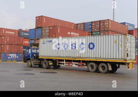 ---- Ein LKW-Transporte einen Behälter mit Cosco auf einem Kai am Hafen der Stadt Rizhao Rizhao in der ostchinesischen Provinz Shandong, 8. März 2015. Wie Chi Stockfoto