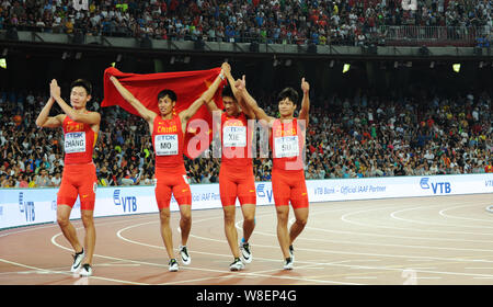 (Von links) Zhang Peimeng, Mo Youxue, Xie Zhenye und Su Bingtian von Chinas Männer 4x100m-Staffel der Feiern nach dem Gewinn der Vizemeister bei den Herren Stockfoto