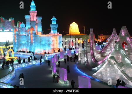 Nachtansicht von eisskulpturen am 31 Harbin International Eis und Schnee Festival in der Stadt Harbin, im Nordosten der chinesischen Provinz Heilongjiang, die zum 5. Januar Stockfoto