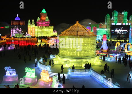 Nachtansicht von eisskulpturen am 31 Harbin International Eis und Schnee Festival in der Stadt Harbin, im Nordosten der chinesischen Provinz Heilongjiang, die zum 5. Januar Stockfoto