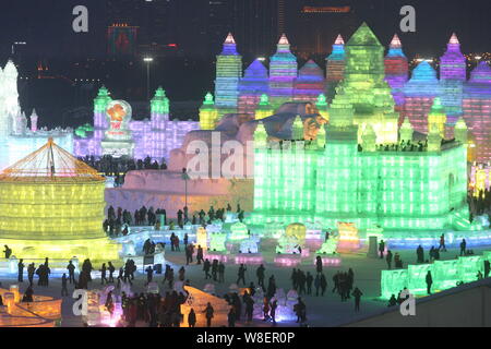 Nachtansicht von eisskulpturen am 31 Harbin International Eis und Schnee Festival in der Stadt Harbin, im Nordosten der chinesischen Provinz Heilongjiang, die zum 5. Januar Stockfoto