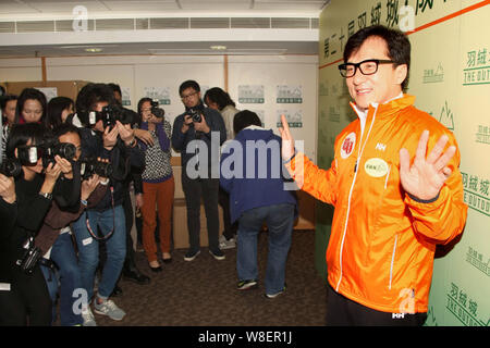 Hong Kong Action Star Jackie Chan, Recht, Haltungen zu einem Charity Event in Hongkong, China, 3. Februar 2015. Stockfoto