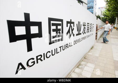 ---- Fußgänger vorbei Repräsentant der landwirtschaftlichen Entwicklung Bank von China (Adbc) in Shanghai, China, 11. September 2014. Die Landwirtschaftlichen Stockfoto