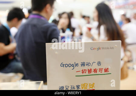 ---- Ein Plakat werbung Google Mobile Ads ist auf dem Stand von Google während des 11 China Digital Entertainment Expo und Konferenz, Stockfoto