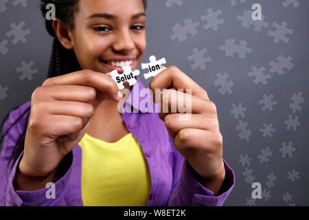 Afrikanische Frauen passende Rätsel und auf der Suche nach Lösung Stockfoto