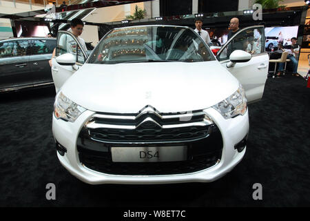 ---- Ein Citroen DS4 ist auf dem Display während ein Automobil Ausstellung in Peking, China gesehen, den 9. August 2013. Der französische Autobauer PSA Peugeot Citroen cred Stockfoto