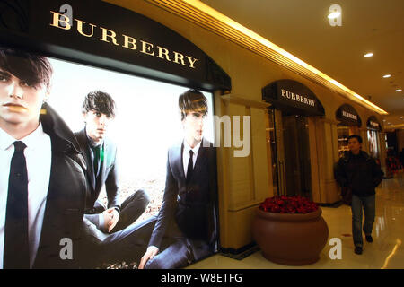 ---- Ein Kunde tritt hinter einem Burberry Store in der Shopping Mall in Shanghai, China, 21. Januar 2011. Modehaus Burberry Group PLC berichtet bet Stockfoto