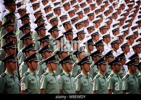 ------ Chinesische Studenten aus der militärischen engineering Colleges des PLA (Volksbefreiungsarmee) Chor singen ein Lied, während einer Schulung für die Stockfoto