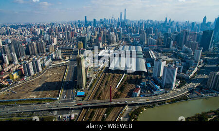 Luftaufnahme von Hochhäusern und Shanghai Railway Station in der Nähe von Suzhou River in Shanghai, China, 27. November 2015. Shanghai ist Asiens - expe Stockfoto